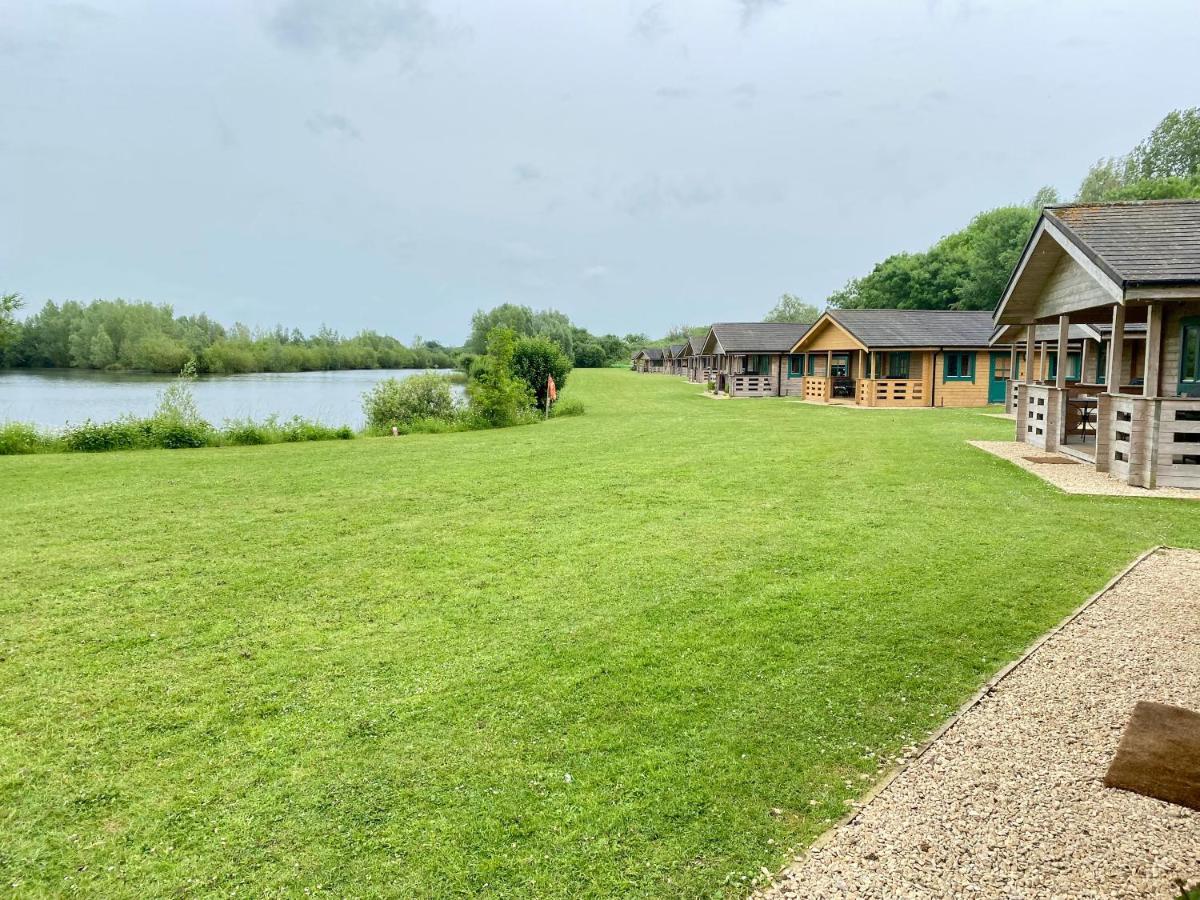 Lake Pochard, Oak Lodge South Cerney Εξωτερικό φωτογραφία